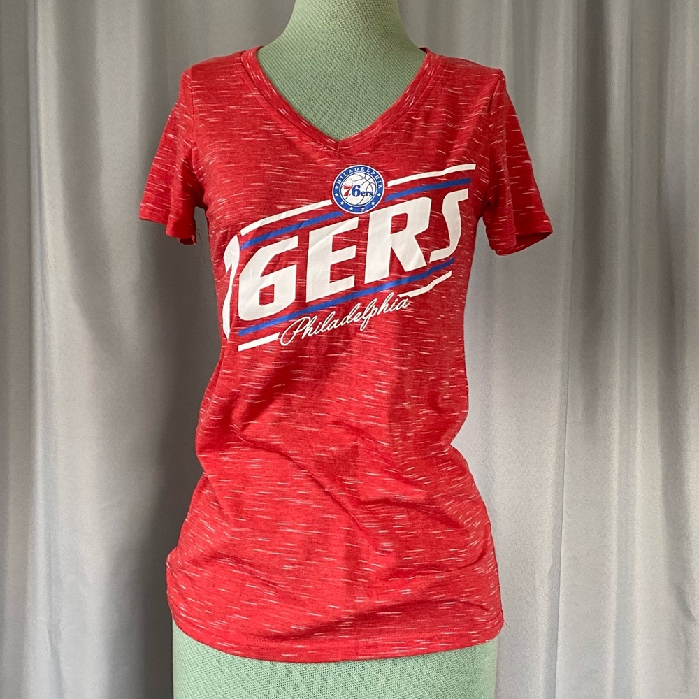 NWT NBA Philadelphia 76ers Basketball Women’s V-neck T-shirt, in Heather Red